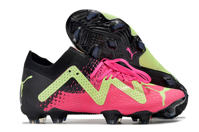 Tenha muito mais CONTROLE com a Puma Future Ultimate FG Preta, Verde e Rosa "Tricks Pack" na Farda de Boleiro, Garanta a qualidade de Jogadores Profissionais!