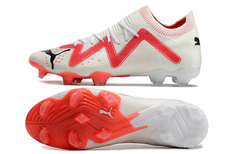 Tenha muito mais CONTROLE com a Puma Future Ultimate FG Branca e Rosa "Breakthrought Pack" na Farda de Boleiro, Garanta a qualidade de Jogadores Profissionais!