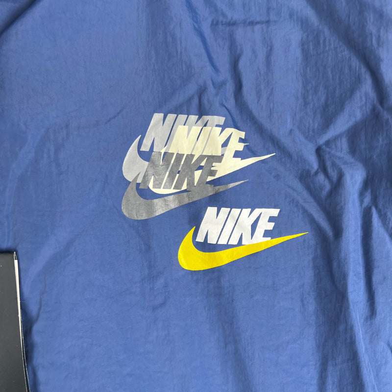 Nome do Produto: Corta Vento Nike Sportswear Azul Produto: Corta Vento Nike SportsWear Cores: Azul Marca: Nike Categoria: Corta Vento - Nike Gênero: Masculino |Frete Grátis para todo Brasil | Farda de Boleiro