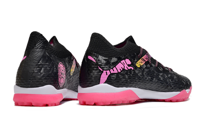 Chuteira Society Puma Future 7 TF Preta e Rosa "Future x Orlinski"