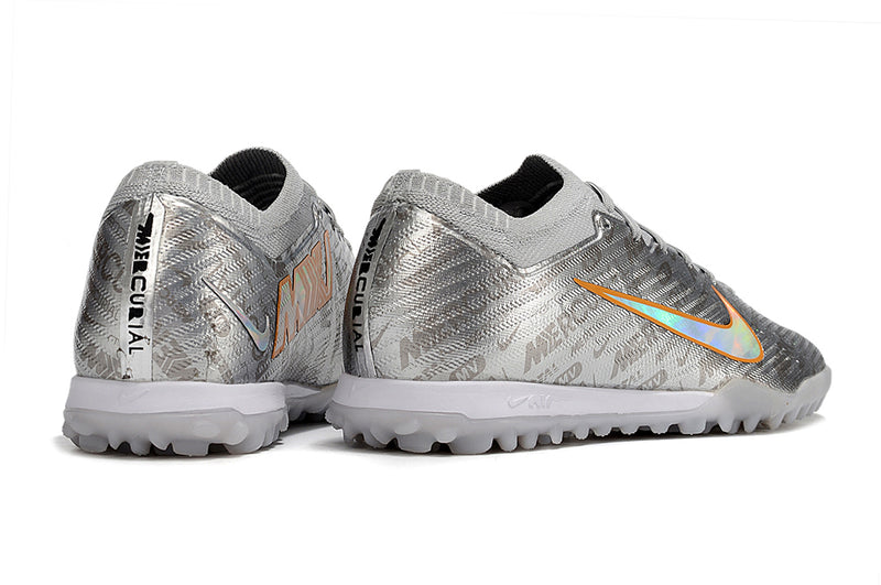 Tenha muito mais VELOCIDADE com a Nike Air Zoom Mercurial Vapor 15 Elite de Society na Farda de Boleiro, a qualidade de Jogadores Profissionais!