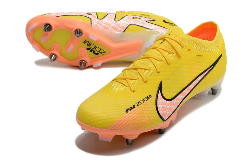 Velocidade é com Chuteira de Trava Mista Nike Mercurial Vapor 15 Elite, garanta a sua na Farda de Boleiro a qualidade de Jogadores Profissionais!