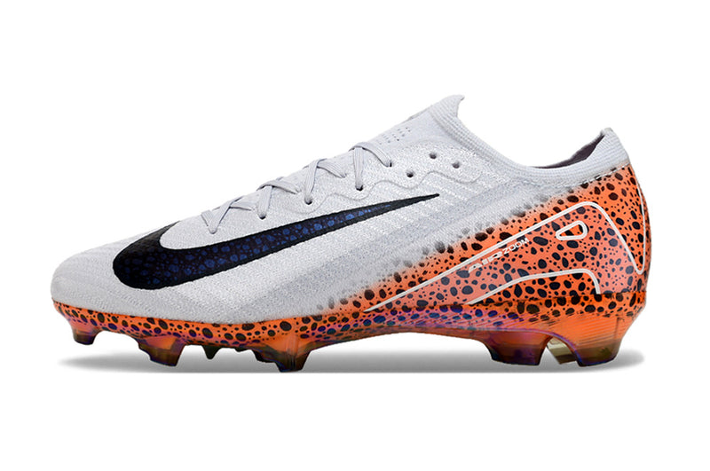 Chuteira Infantil Campo Nike Air Zoom Mercurial Vapor 16 Elite FG Branca, Laranja e Preta "Eletric Pack"