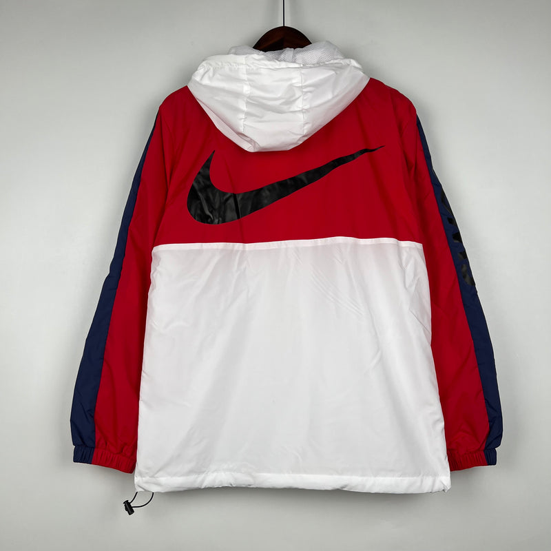 Nome do Produto: Corta Vento Nike Jordan Vermelho e Branca Produto: Corta Vento Nike Jordan Cores: Vermelho e Branca Marca: Nike Categoria: Corta Vento - Nike Gênero: Masculino |Frete Grátis para todo Brasil | Farda de Boleiro