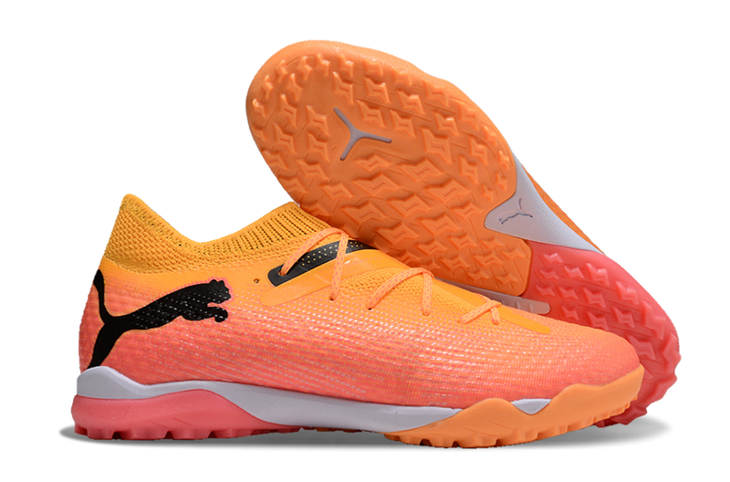 Chuteira Society Puma Future 7 TF Laranja e Rosa "Olympic x Tricks"