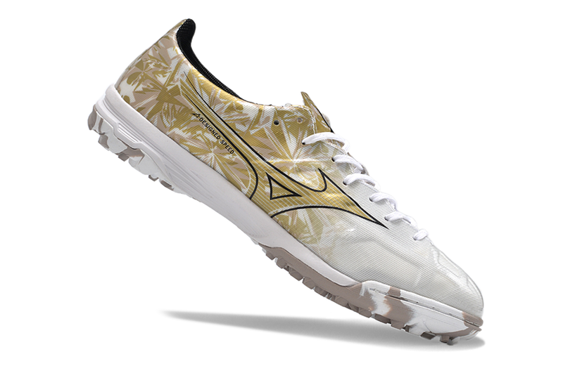 Chuteira Society Mizuno Alpha TF Branca e Dourado "Prism Gold Sérgio Ramos"