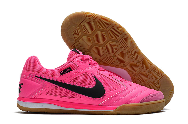 Estilo e Jogabilidade com a Chuteira de Futsal Supreme x Nike SB Gato IC, Aproveite os Brindes Meia Antiderrapante + Bolsa e Frete Grátis pro Brasil Todo!