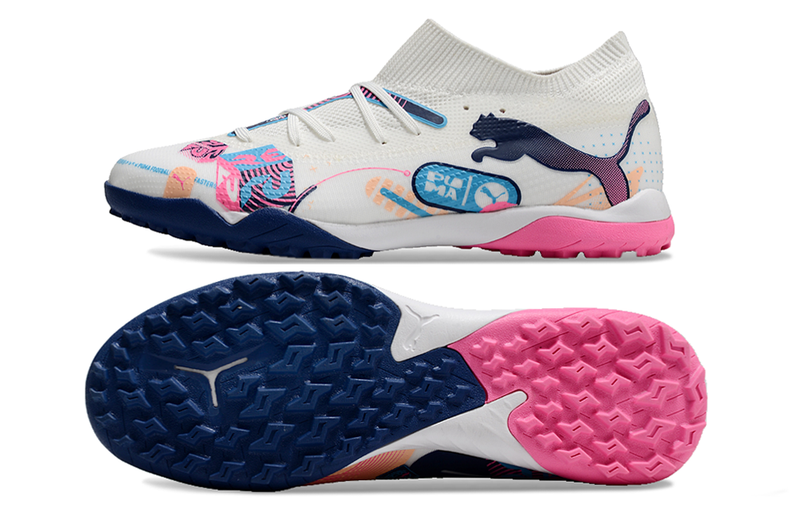 Chuteira Society Puma Future 7 TF Branca, Azul e Rosa "Volume Up Pack"