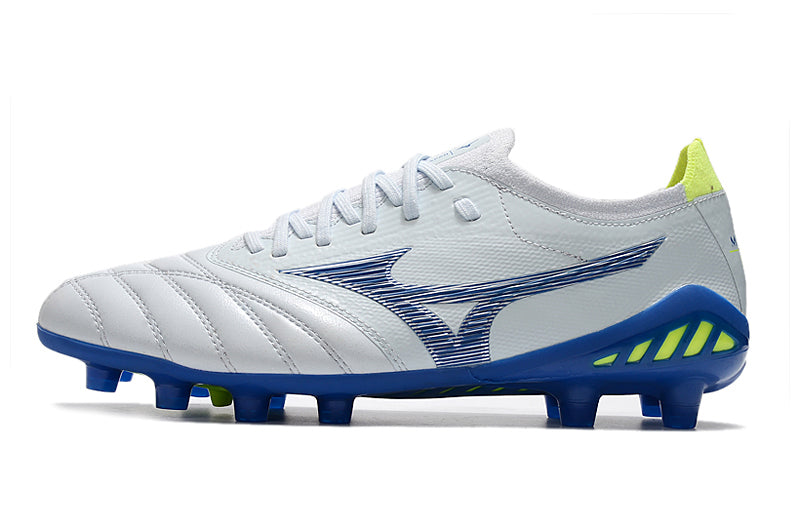 Tenha muito mais CONFORTO com a Mizuno Morelia Neo 3 FG Branca e Azul "Pre Future Pack" na Farda de Boleiro, Garanta a qualidade de Jogadores Profissionais!