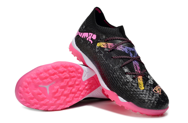 Chuteira Society Puma Future 7 TF Preta e Rosa "Future x Orlinski"