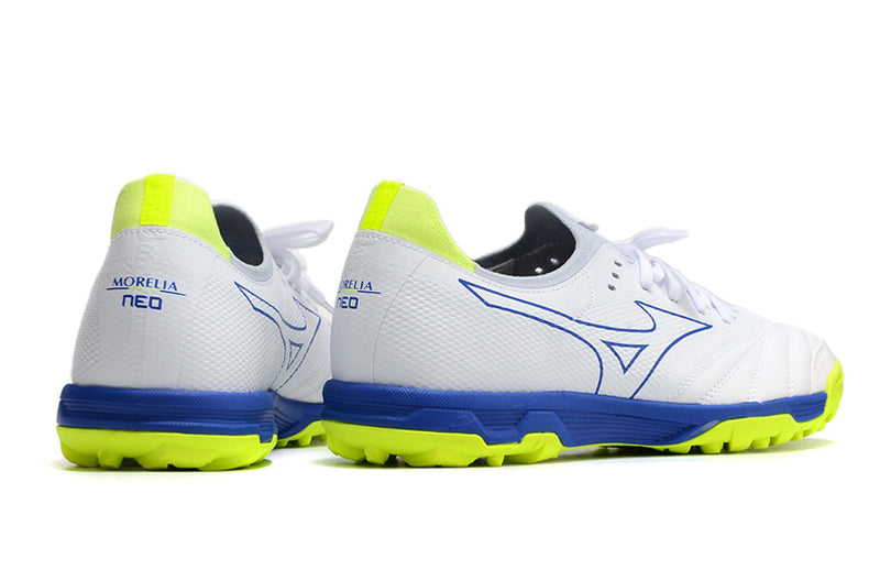 Tenha muito mais CONFORTO com a Mizuno Morelia Neo Beta Society Branca, Azul e Verde "Below Zero" na Farda de Boleiro, Garanta a qualidade de Jogadores Profissionais Elite!