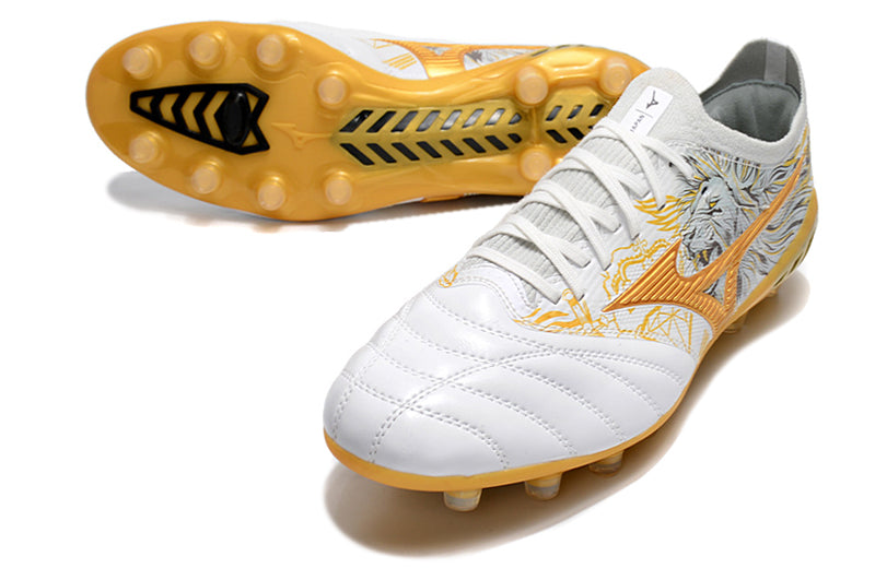 Tenha muito mais CONFORTO com a Mizuno Morelia Neo 3 FG Branca e Dourada "Sergio Ramos" na Farda de Boleiro, Garanta a qualidade de Jogadores Profissionais!