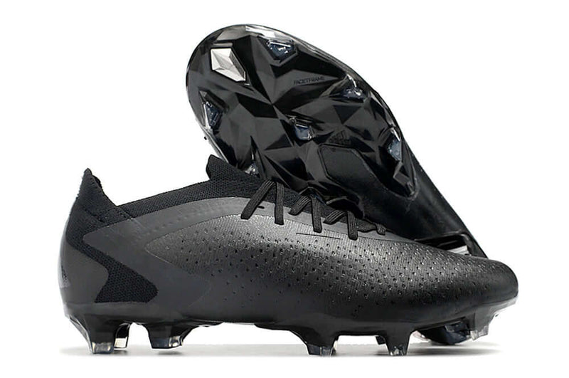 A nova Chuteira da Adidas de Campo Predator Accuracy.1 Low Preta "Nightstrike Pack" na Farda de Boleiro, Garanta a qualidade de Jogadores Profissionais Elite