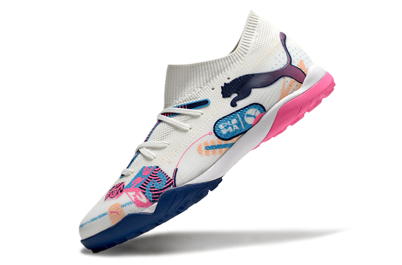 Chuteira Society Puma Future 7 TF Branca, Azul e Rosa "Volume Up Pack"