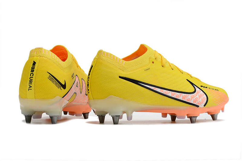 Velocidade é com Chuteira de Trava Mista Nike Mercurial Vapor 15 Elite, garanta a sua na Farda de Boleiro a qualidade de Jogadores Profissionais!