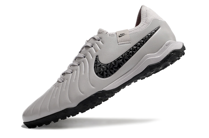 Bota de futbol Nike Tiempo Legend 10 Pro TF de color gris i negre "Rising Gem Pack".