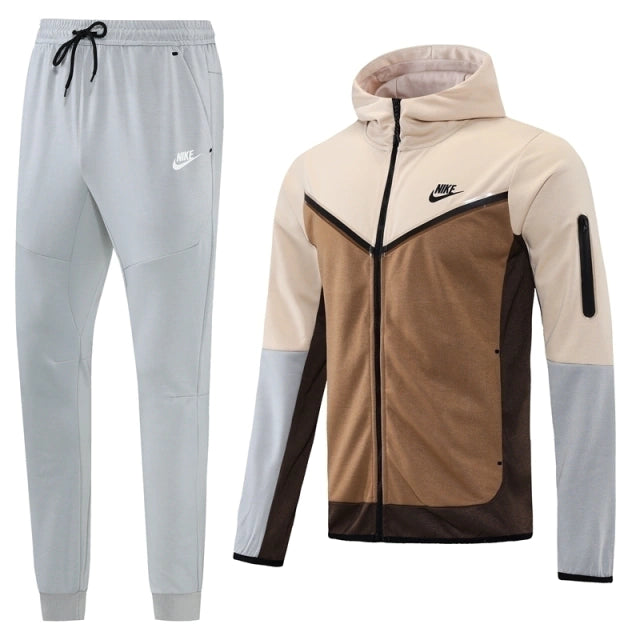 Nome do Produto: Conjunto de Moletom Nike Sportswear Tech Fleece Marrom e Cinza Produto: Conjunto de Moletom Nike (Jaqueta com Capuz + Calça) Cores: Marrom e Cinza Marca: Nike Categoria: Conjuntos dem Moletom de Frio  Gênero: Unissex |Frete Grátis para to