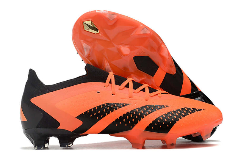 A nova Chuteira da Adidas de Campo Predator Accuracy.1 FG Preta e Laranja "Heatspawn Pack" na Farda de Boleiro, Garanta a qualidade de Jogadores Profissionais