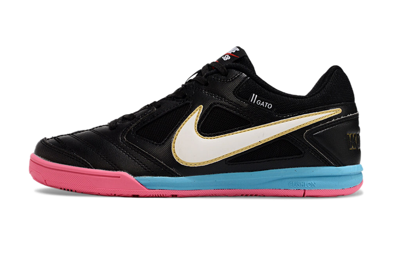 Botes de futbol sala Supreme x Nike SB Gato IC negre, rosa i blau