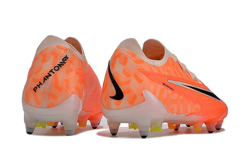 Precisão é com a Chuteira de Campo Nike Phantom GX Elite SG Laranja "United Pack" na Farda de Boleiro, Garanta a qualidade de Jogadores Profissionais!