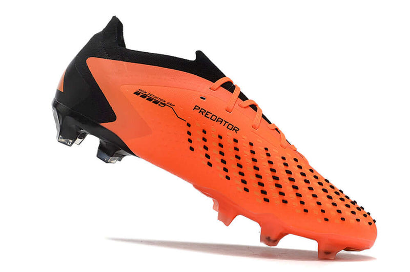 A nova Chuteira da Adidas de Campo Predator Accuracy.1 FG Preta e Laranja "Heatspawn Pack" na Farda de Boleiro, Garanta a qualidade de Jogadores Profissionais