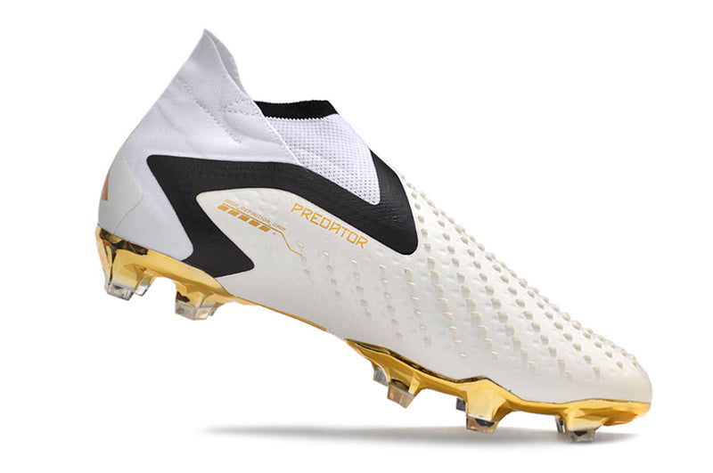 A nova Chuteira da Adidas de Campo Predator Accuracy+ Bellingham FG Branca e Dourada na Farda de Boleiro Garanta a qualidade de Jogadores Profissionais