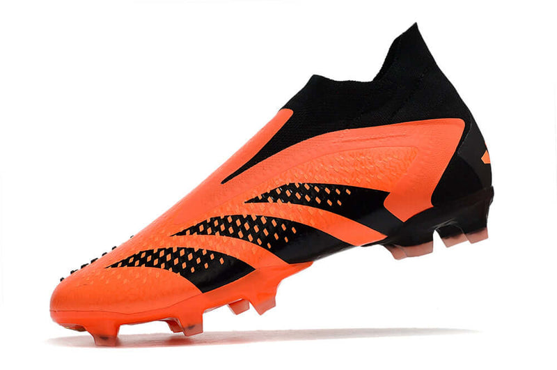 A nova Chuteira da Adidas de Campo Predator Accuracy+ FG Preta e Laranja "Heatspawn Pack" na Farda de Boleiro, Garanta a qualidade de Jogadores Profissionais