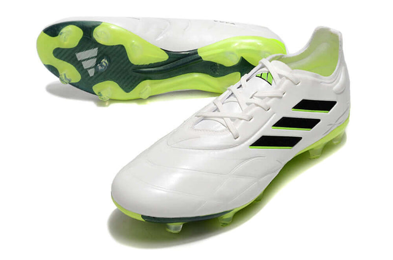 Chuteira de Campo Copa Pure.1 FG Adidas Branca e Verde "Crazyrush Pack" O modelo Copa Pure.1 tem como objetivo trazer a tecnologia de controle de bola e conforto