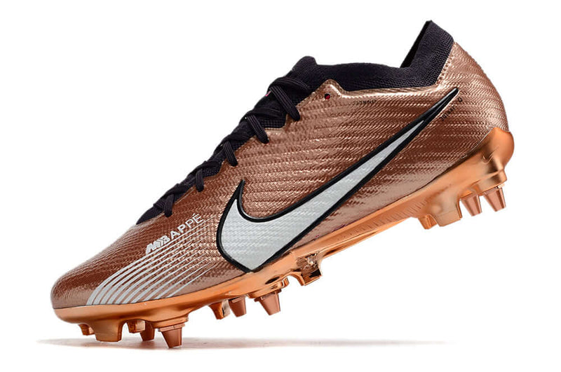 Velocidade é com Chuteira de Trava Mista Nike Mercurial Vapor 15 Elite, garanta a sua na Farda de Boleiro a qualidade de Jogadores Profissionais!