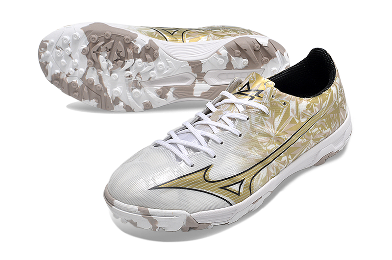 Chuteira Society Mizuno Alpha TF Branca e Dourado "Prism Gold Sérgio Ramos"