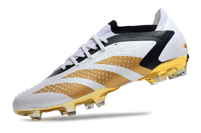 A nova Chuteira da Adidas de Campo Predator Accuracy.1 Low Bellingham FG Branca e Dourada na Farda de Boleiro Garanta a qualidade de Jogadores Profissionais