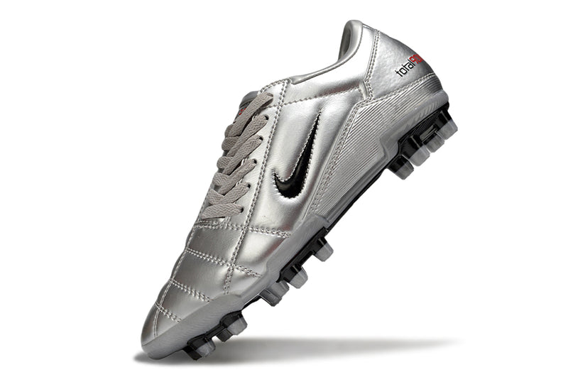 Chuteira Campo Nike Total 90 FG Prata e Vermelha