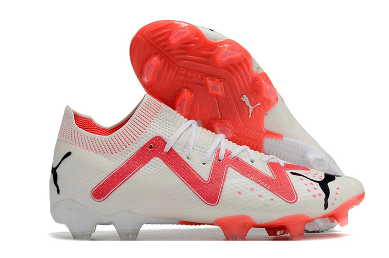 Tenha muito mais CONTROLE com a Puma Future Ultimate FG Branca e Rosa "Breakthrought Pack" na Farda de Boleiro, Garanta a qualidade de Jogadores Profissionais!