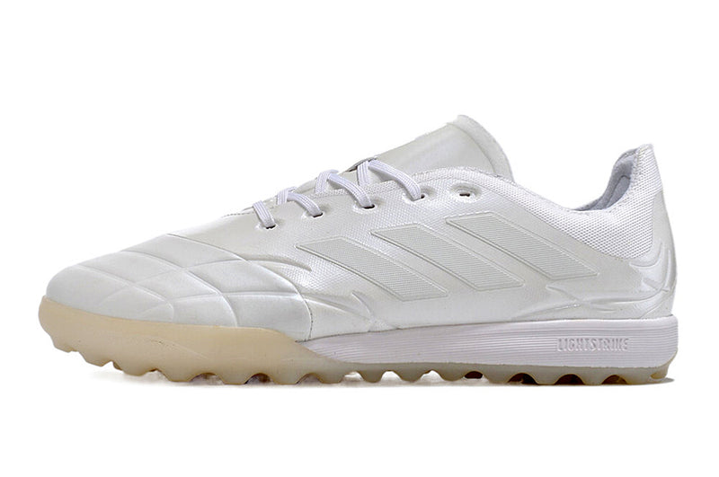 Chuteira Adidas Copa Pure.1 de Society a Chuteira que garante CONFORTO e CONTROLE para o Atleta, adquira na Farda de Boleiro, Garanta a qualidade de Jogadores Profissionais!