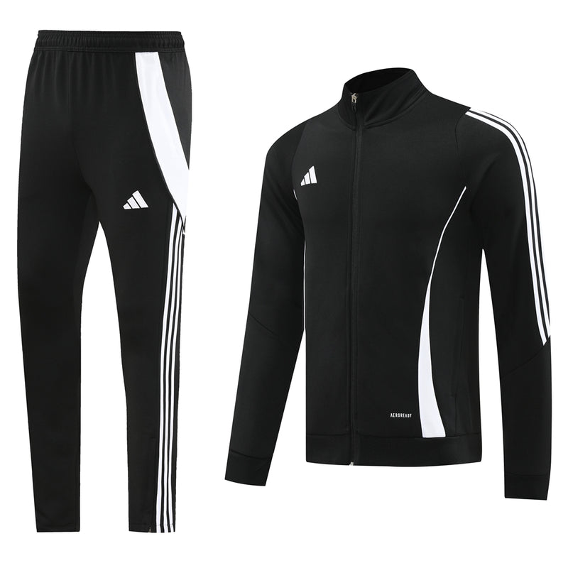 Conjunt de roba esportiva d'Adidas en blanc i negre