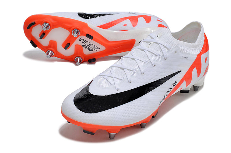 Velocidade é com Chuteira de Trava Mista Nike Mercurial Vapor 15 Elite, garanta a sua na Farda de Boleiro a qualidade de Jogadores Profissionais!