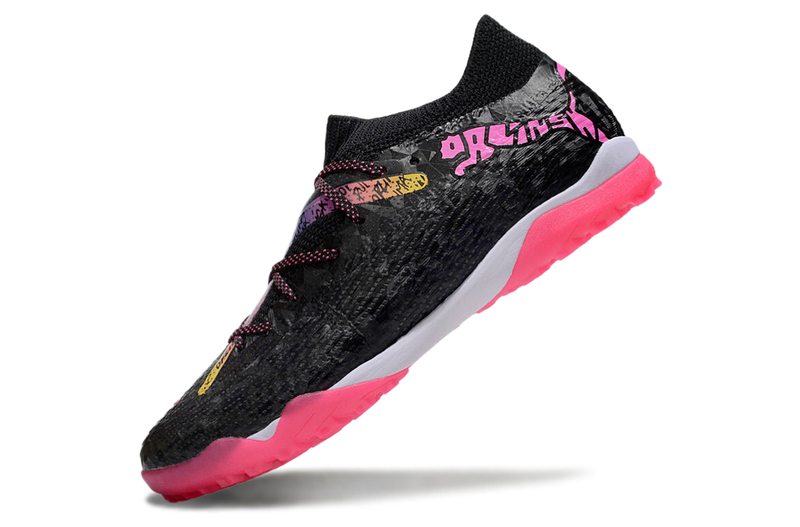 Chuteira Society Puma Future 7 TF Preta e Rosa "Future x Orlinski"