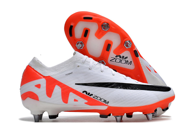 Velocidade é com Chuteira de Trava Mista Nike Mercurial Vapor 15 Elite, garanta a sua na Farda de Boleiro a qualidade de Jogadores Profissionais!