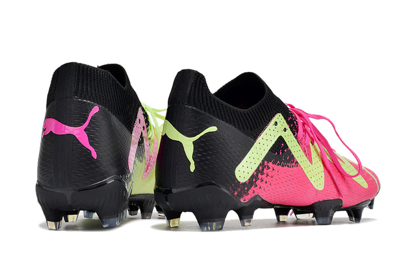 Tenha muito mais CONTROLE com a Puma Future Ultimate FG Preta, Verde e Rosa "Tricks Pack" na Farda de Boleiro, Garanta a qualidade de Jogadores Profissionais!