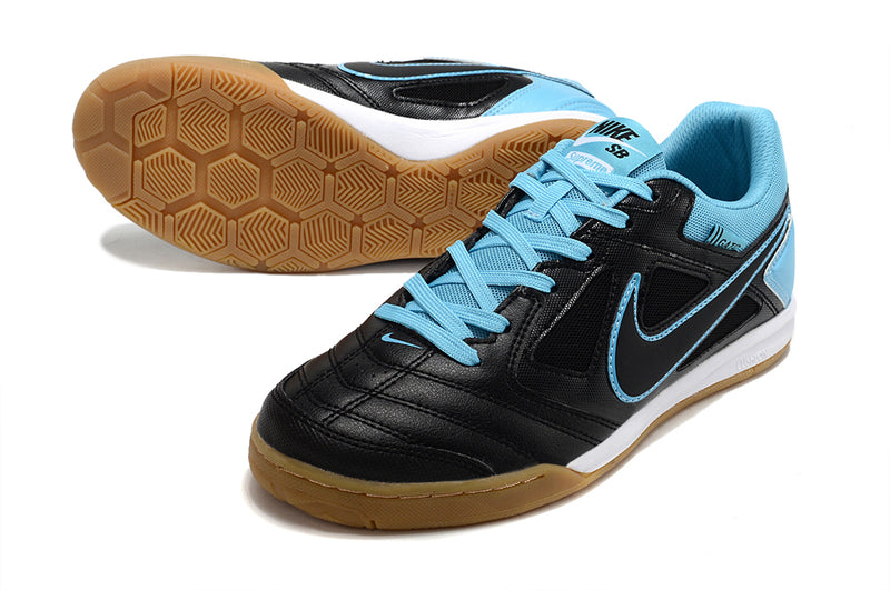 Botes de futbol sala Supreme x Nike SB Gato IC negre i blau