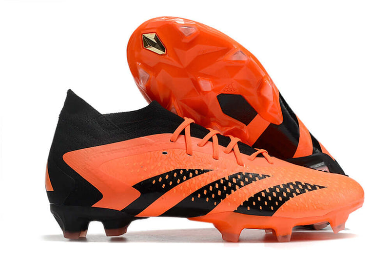 A nova Chuteira da Adidas de Campo Predator Accuracy.1 FG Preta e Laranja "Heatspawn Pack" na Farda de Boleiro, Garanta a qualidade de Jogadores Profissionais