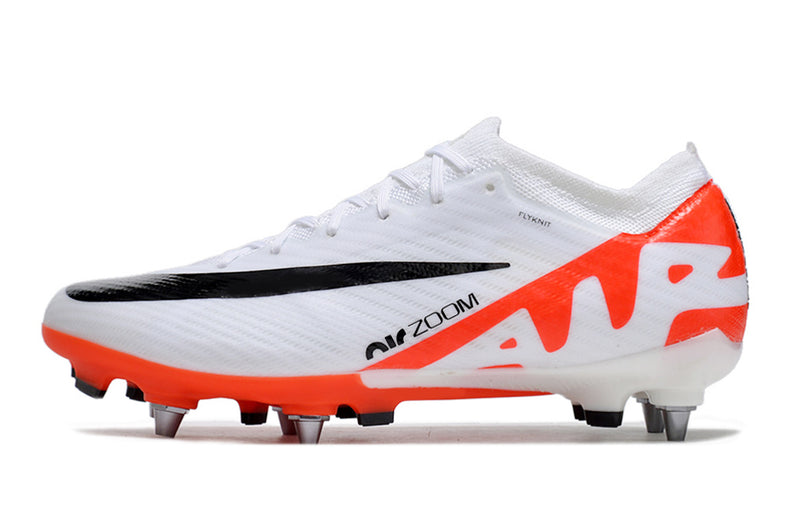 Velocidade é com Chuteira de Trava Mista Nike Mercurial Vapor 15 Elite, garanta a sua na Farda de Boleiro a qualidade de Jogadores Profissionais!