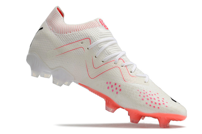 Tenha muito mais CONTROLE com a Puma Future Ultimate FG Branca e Rosa "Breakthrought Pack" na Farda de Boleiro, Garanta a qualidade de Jogadores Profissionais!