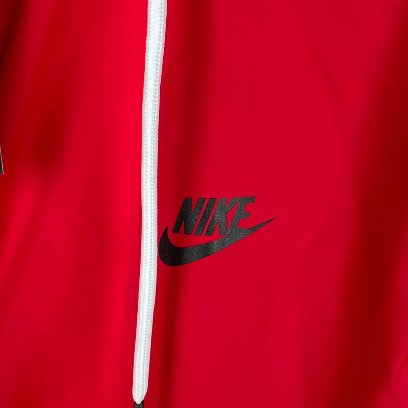 Nome do Produto: Corta Vento Nike Jordan Vermelho e Branca Produto: Corta Vento Nike Jordan Cores: Vermelho e Branca Marca: Nike Categoria: Corta Vento - Nike Gênero: Masculino |Frete Grátis para todo Brasil | Farda de Boleiro