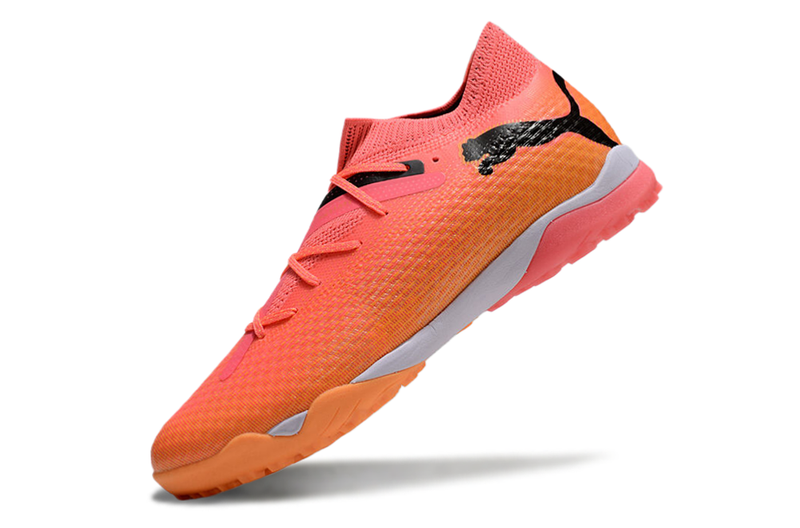 Chuteira Society Puma Future 7 TF Laranja e Rosa "Olympic x Tricks"