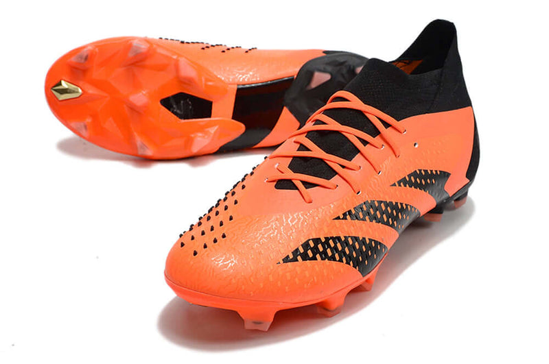 A nova Chuteira da Adidas de Campo Predator Accuracy.1 FG Preta e Laranja "Heatspawn Pack" na Farda de Boleiro, Garanta a qualidade de Jogadores Profissionais