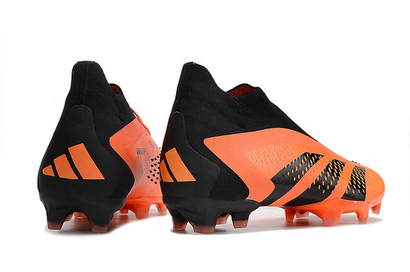 A nova Chuteira da Adidas de Campo Predator Accuracy+ FG Preta e Laranja "Heatspawn Pack" na Farda de Boleiro, Garanta a qualidade de Jogadores Profissionais