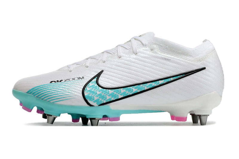 Velocidade é com Chuteira de Trava Mista Nike Mercurial Vapor 15 Elite, garanta a sua na Farda de Boleiro a qualidade de Jogadores Profissionais!