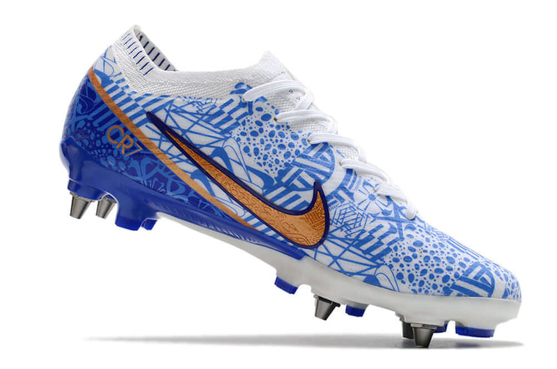 Velocidade é com Chuteira de Trava Mista Nike Mercurial Vapor 15 Elite, garanta a sua na Farda de Boleiro a qualidade de Jogadores Profissionais!