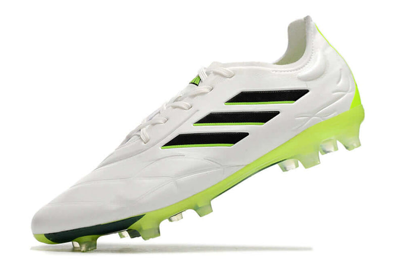 Chuteira de Campo Copa Pure.1 FG Adidas Branca e Verde "Crazyrush Pack" O modelo Copa Pure.1 tem como objetivo trazer a tecnologia de controle de bola e conforto